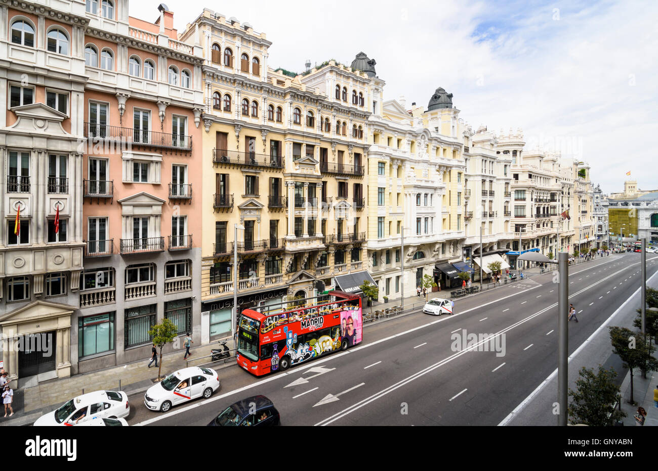 Die großen Gebäude entlang Calle Gran Via, Madrid, Spanien Stockfoto