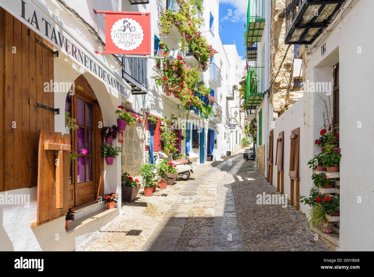 Malerischen gepflasterten Straße in der Altstadt von Peniscola, Spanien Stockfoto