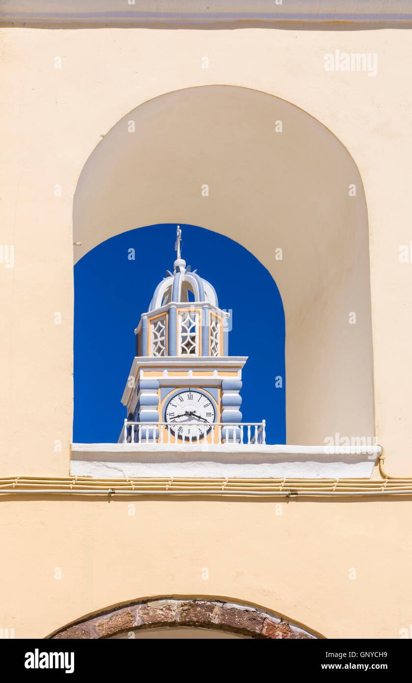 Arch-gerahmte Glockenturm der Kirche des Hl. Johannes der Täufer-Kathedrale in Fira, Santorini, Kykladen, Griechenland Stockfoto