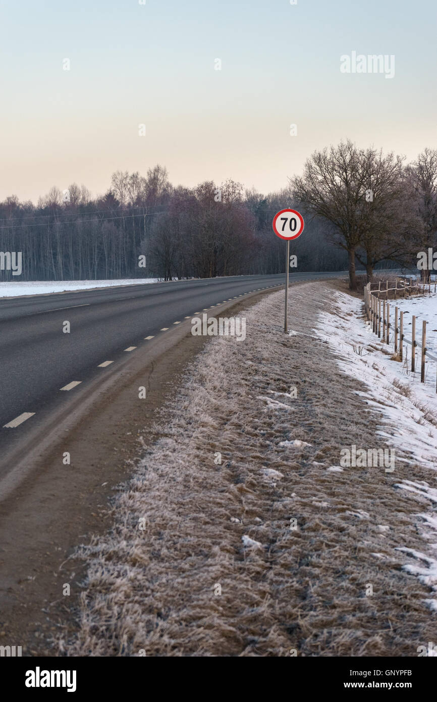Frostigen Wintermorgen, vertikale Zusammensetzung einschalten Straße mit Tempolimit Schild Stockfoto