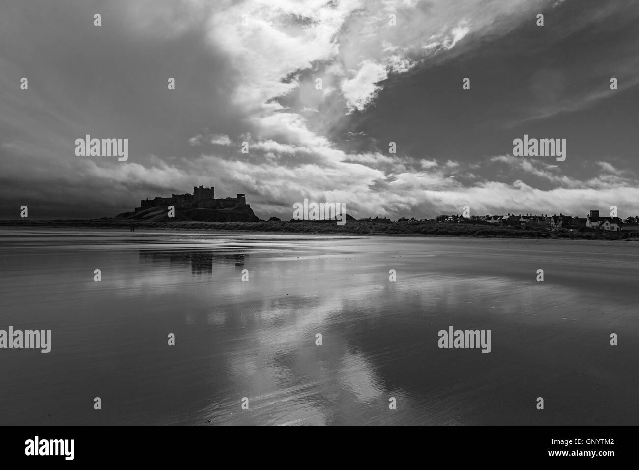 Bamburgh Castle in Monochrom, Northumberland Küste, England, UK Stockfoto