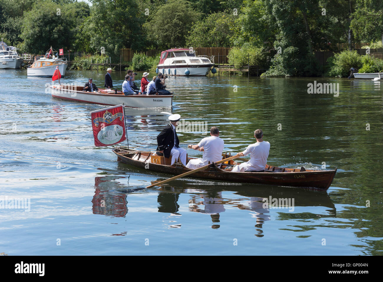 Swan Upping Boot und Skiff auf Themse am Lalham Reach, Laleham, Surrey, England, Vereinigtes Königreich Stockfoto