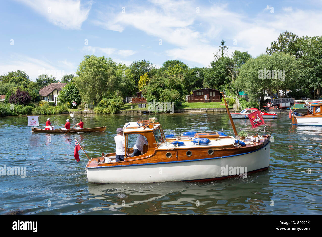Swan Upping Boot und Skiff auf Themse am Lalham Reach, Laleham, Surrey, England, Vereinigtes Königreich Stockfoto