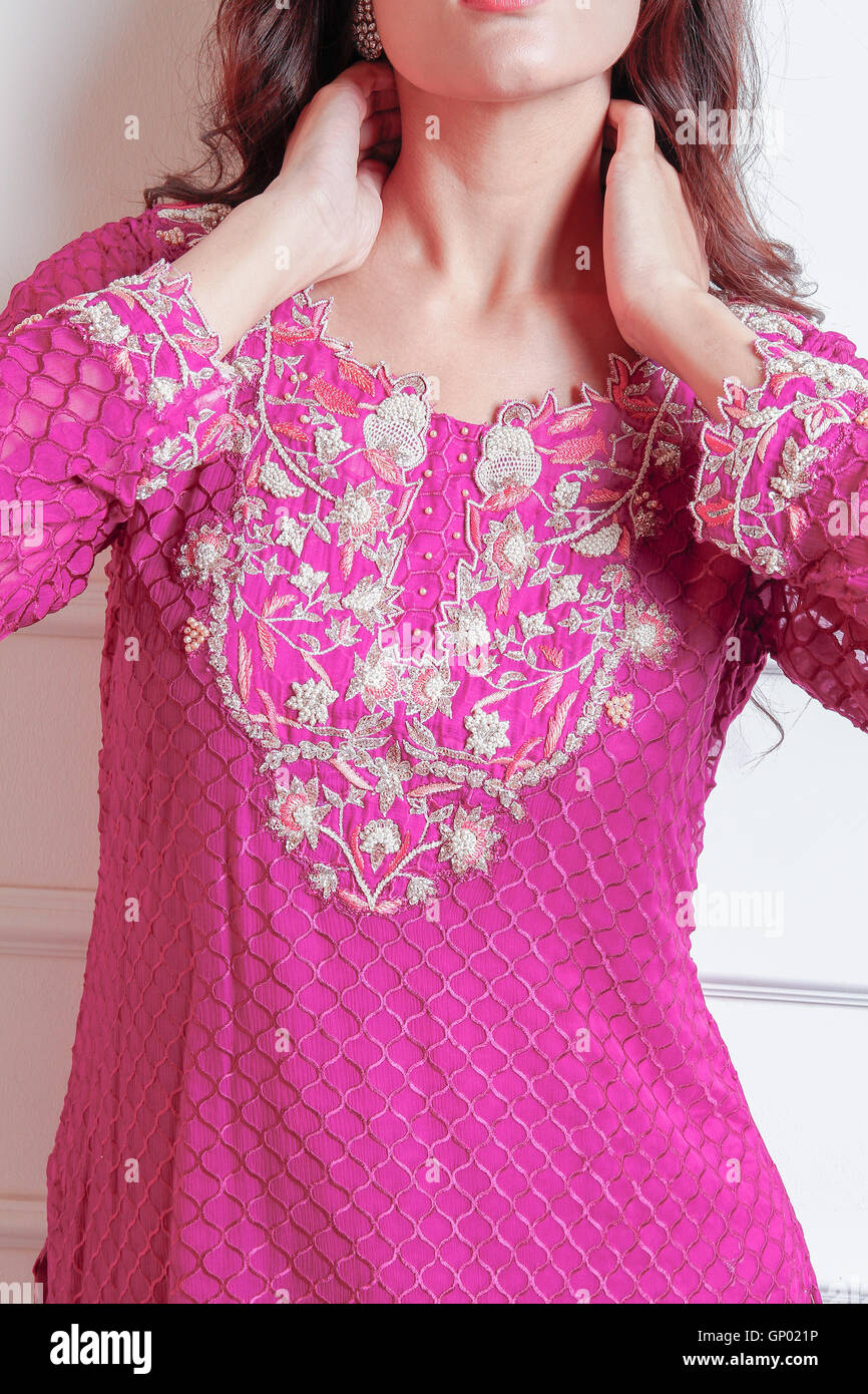 Muster von einem indischen Kleid mit einzigartigen blumigen Designs. Stockfoto