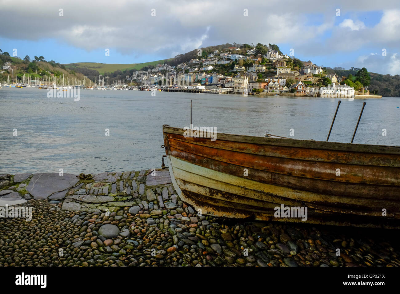 Traditionellen kornischen Fischerboot sitzt auf einer gepflasterten Straße in Dartmouth, mit klaren Blick auf Kingsweir Stockfoto