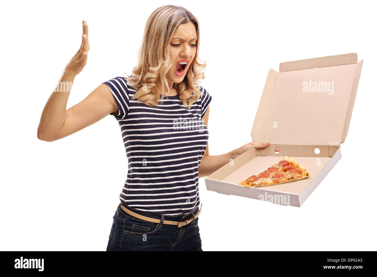 Böse Frau betrachten eine Pizza-Box mit einem einzigen Stück Pizza isoliert auf weißem Hintergrund Stockfoto