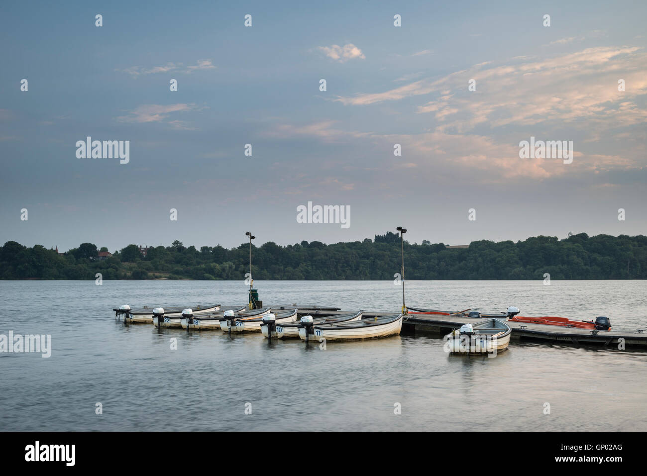 Landschaftsbild der schönen bei Sonnenuntergang von Freizeitbooten vertäut am Steg im See am Ende des Sommertag Stockfoto