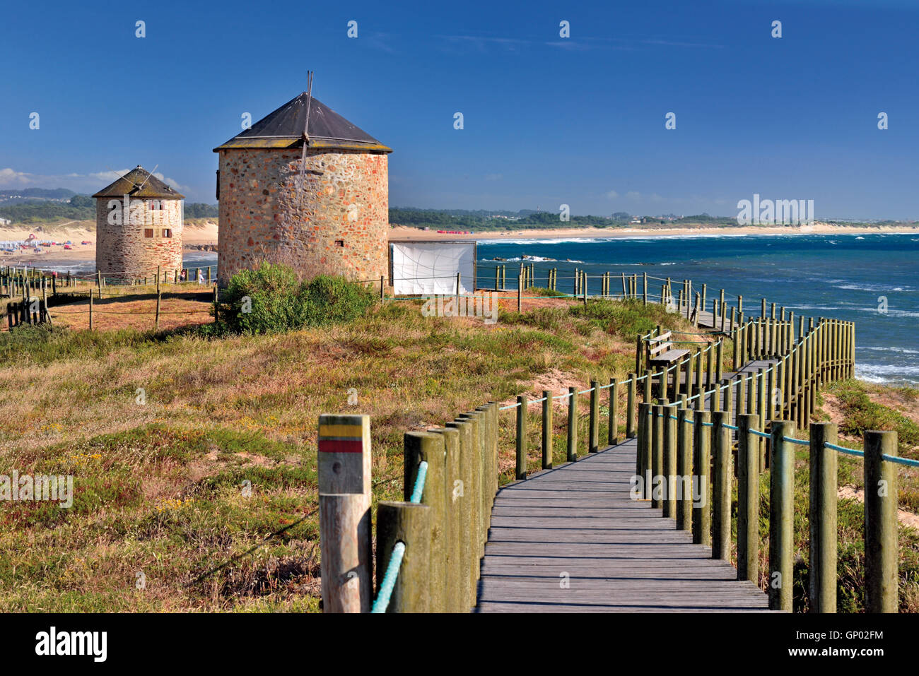 Portugal: Windmühlen und Küstenweg am Strand Praia da Apúlia Stockfoto