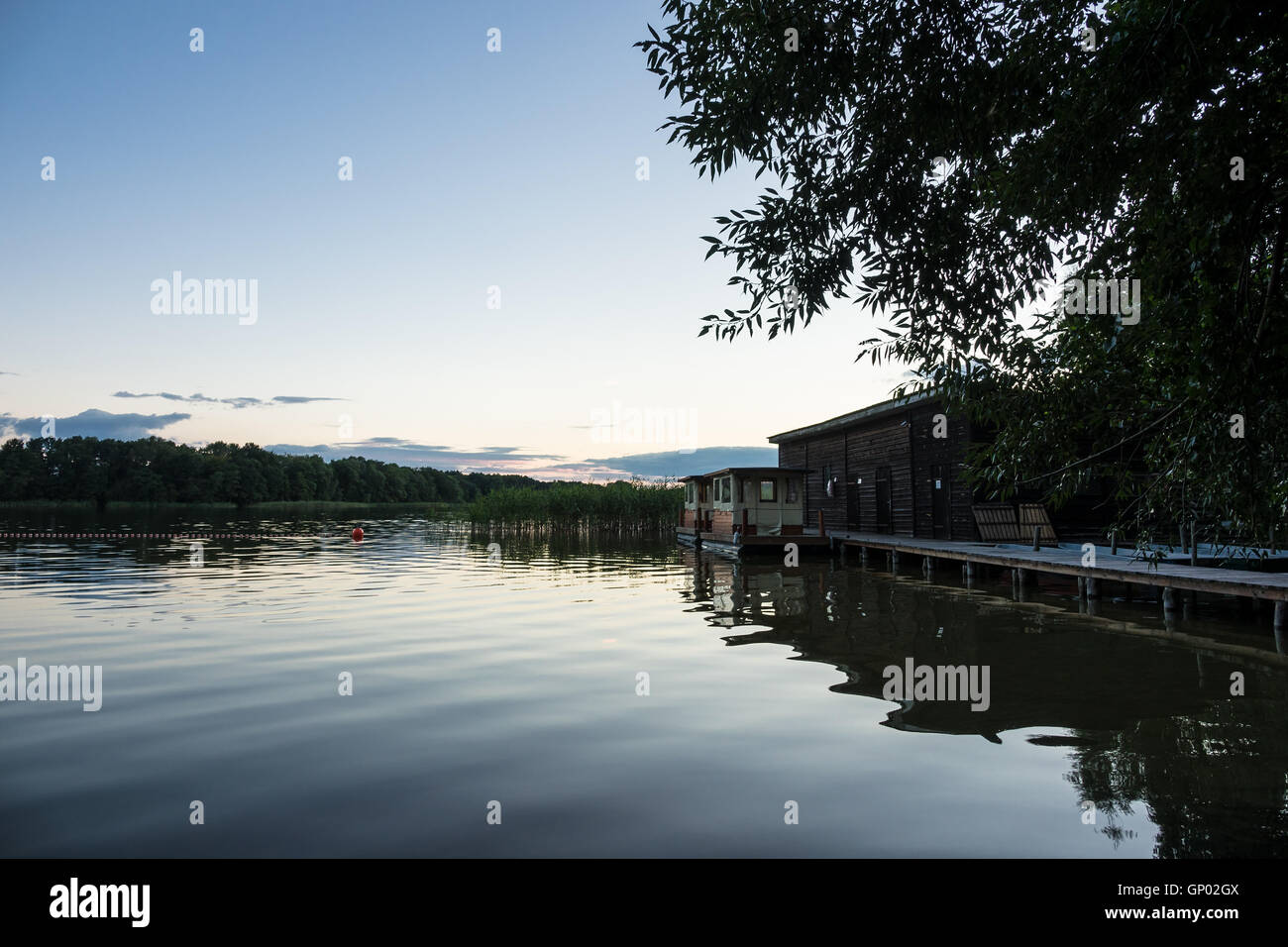 Landschaft auf einem See mit Bäumen und boatshouse Stockfoto