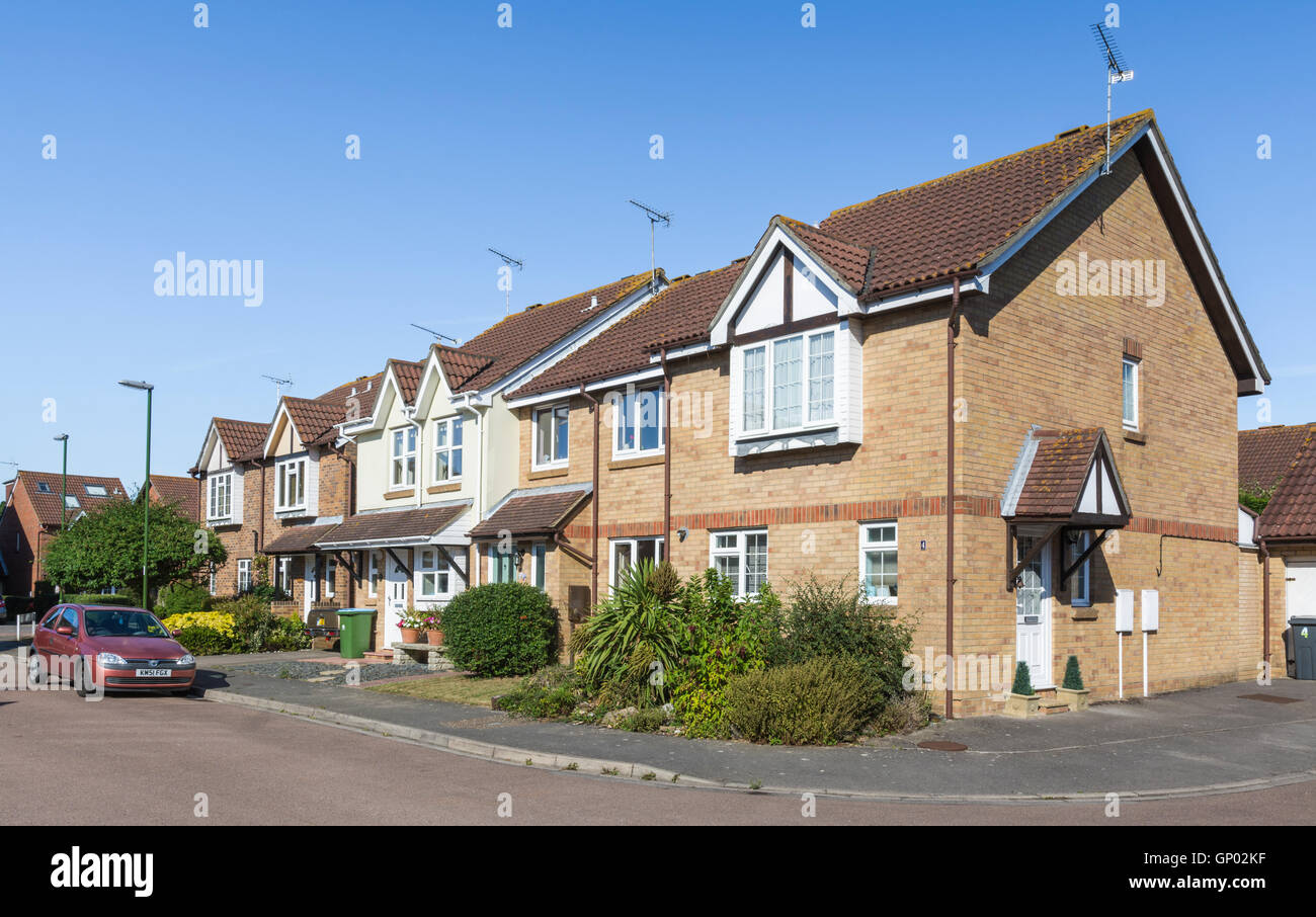 Terrasse der Häuser in einer ruhigen Wohnstraße im Vereinigten Königreich. Stockfoto