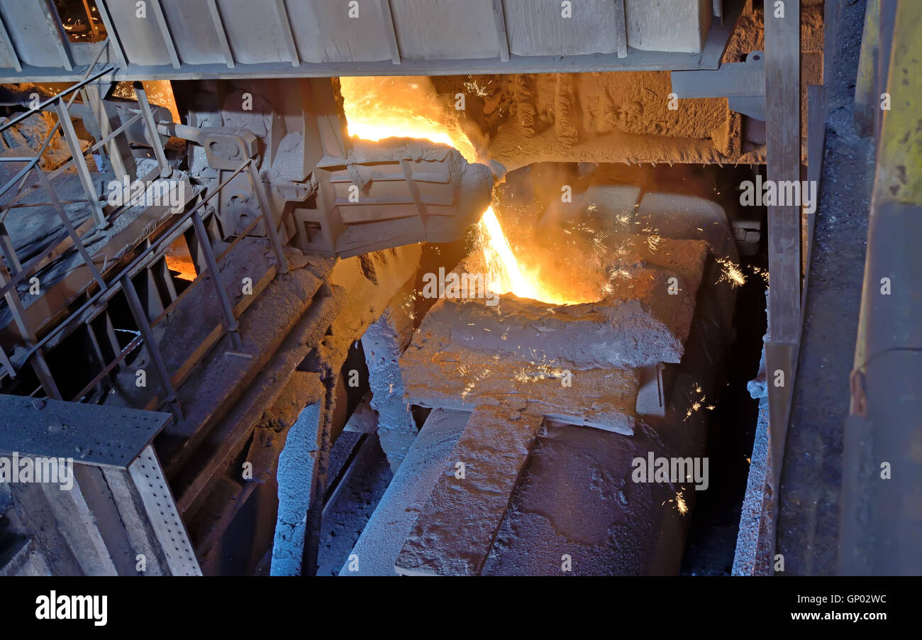 Stahl-Eimer, das geschmolzene Metall zu transportieren Stockfoto