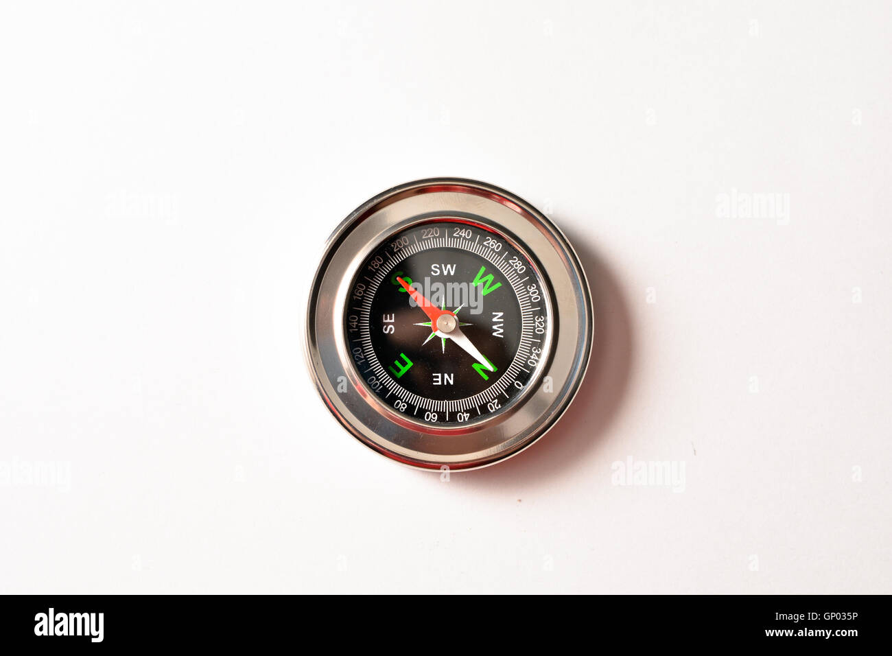 Magnetkompass. Kompass, ein Werkzeug zur Land Navigation auf einem weißen Hintergrund. Stockfoto