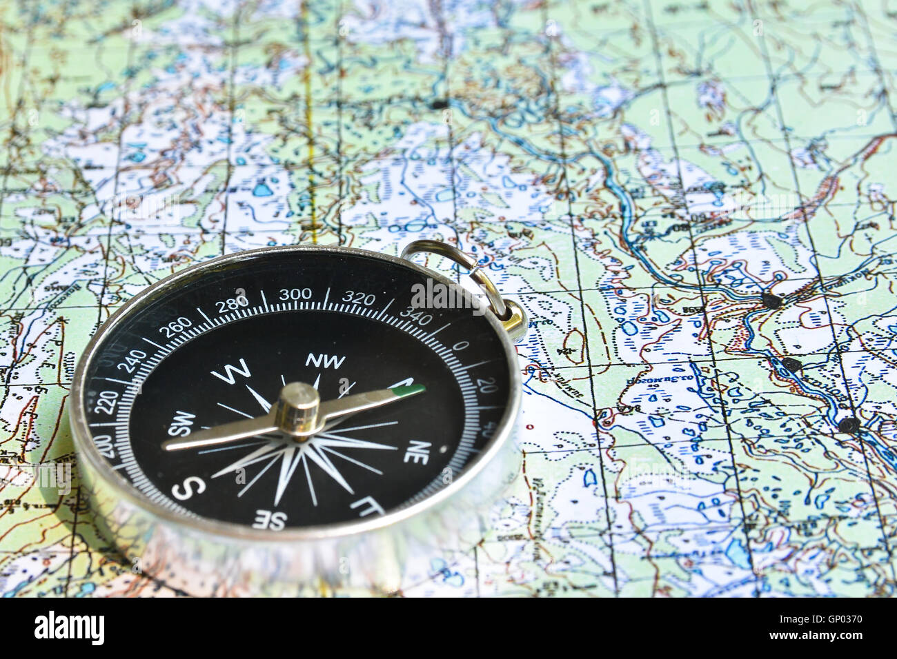 Keine Orientierung keine Reise. Die Werkzeuge der OL - Karte und einen magnetischen Kompass. Stockfoto