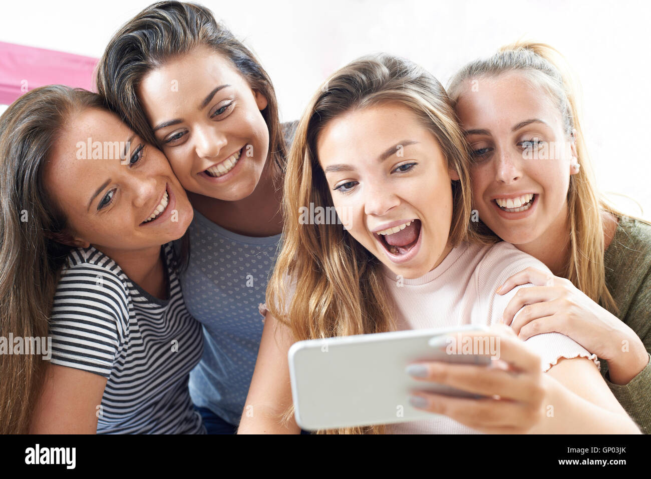 Gruppe von Mädchen im Teenageralter unter Selfie auf Handy Stockfoto