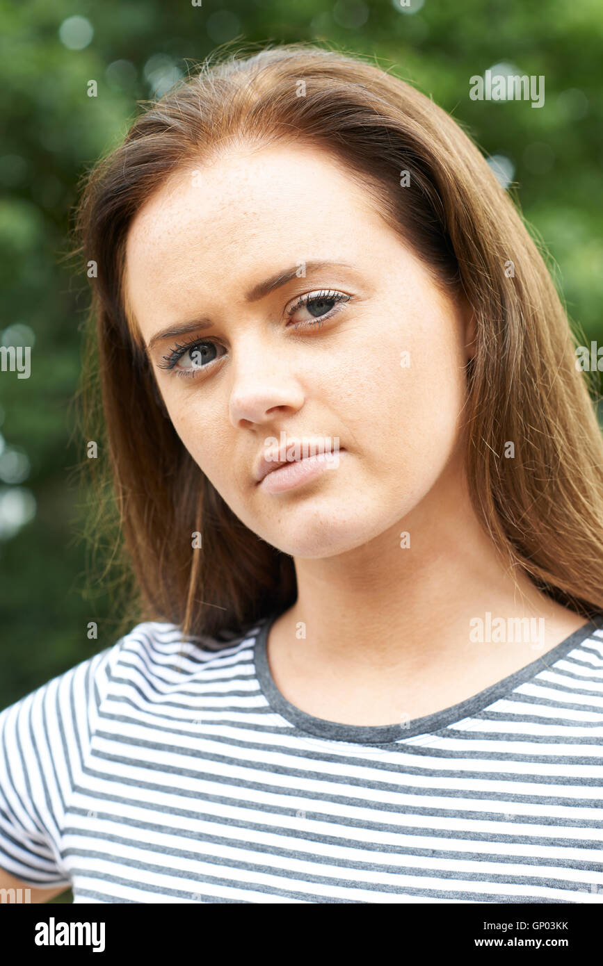 Kopf und Schultern Porträt von Ernst Teenager-Mädchen Stockfoto