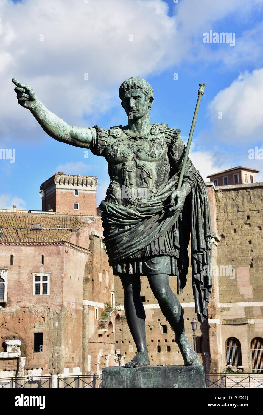 Augustus Bronze-Denkmal vor dem Forum Romanum, im Zentrum von Rom Stockfoto
