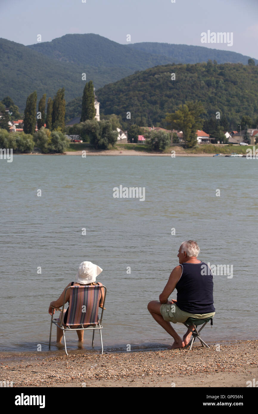 Nagymaros, Sonnenanbeter am Strand von Nagymaros entlang der Donau Fluß, Komitat Pest, Ungarn, Europa Stockfoto