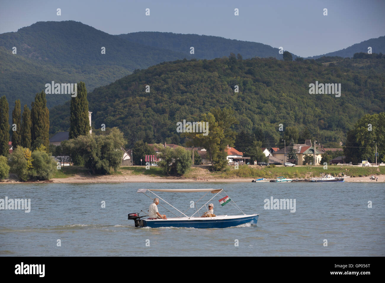 Nagymaros, ungarischen Fluss-Enthusiasten unter einem Boot entlang der Donau, Pest county, Ungarn, Europa Stockfoto