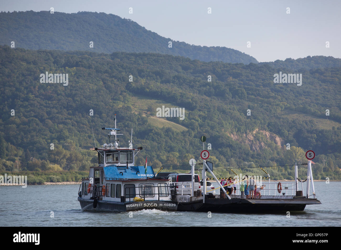 Nagymaros, Auto und Personenfähre zur Visegrad an der Donau, Pest County, Ungarn, Europa Stockfoto