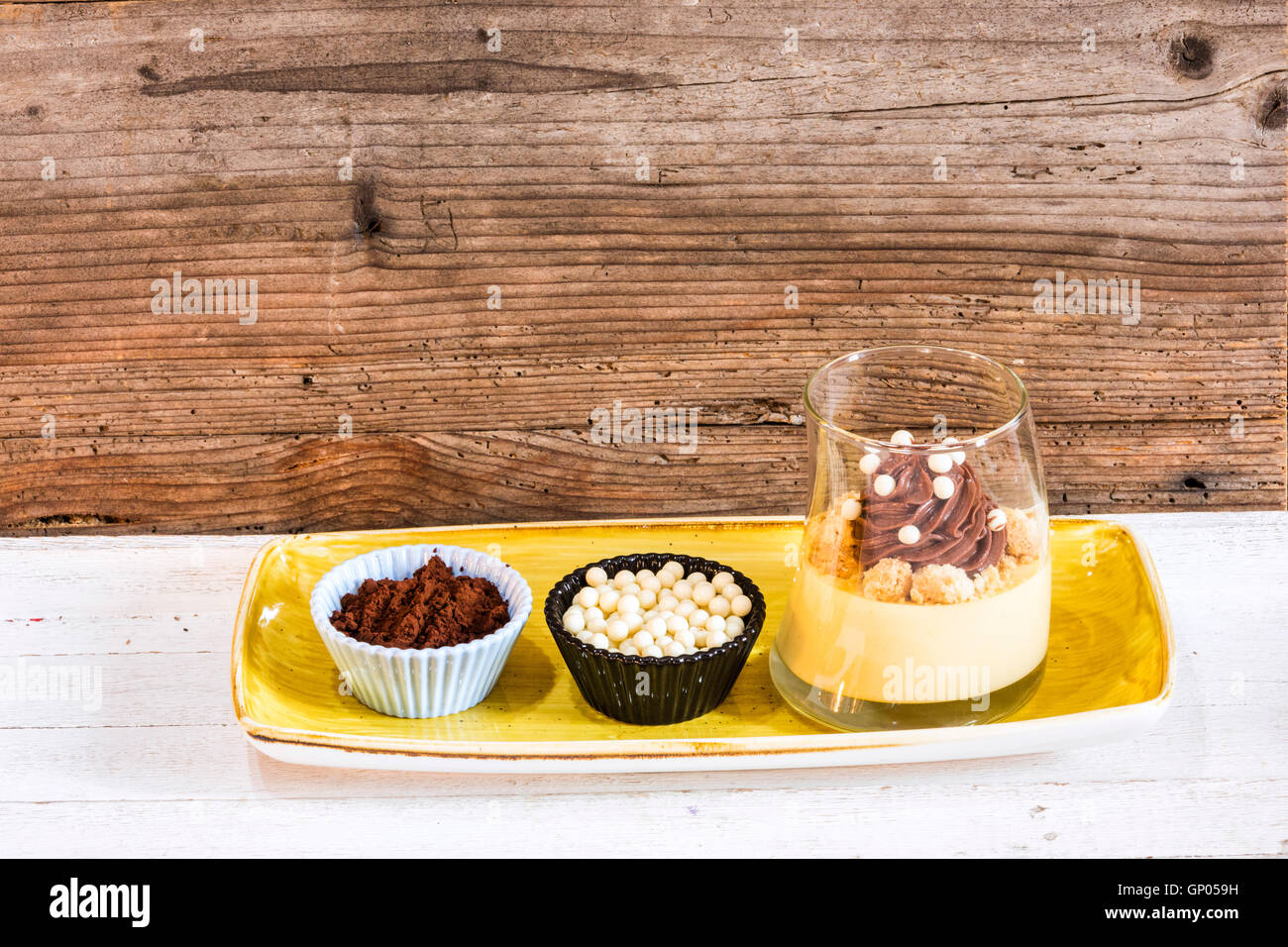 Ein typisches italienisches Dessert mit Schokolade und frischen Vanillepudding gemacht Stockfoto