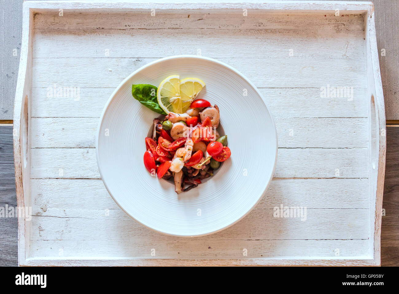 Frische Meeresfrüchte begleitet von Tomaten und Gemüse ein typisches Gericht der italienischen Küche und die Mittelmeer-Diät Stockfoto