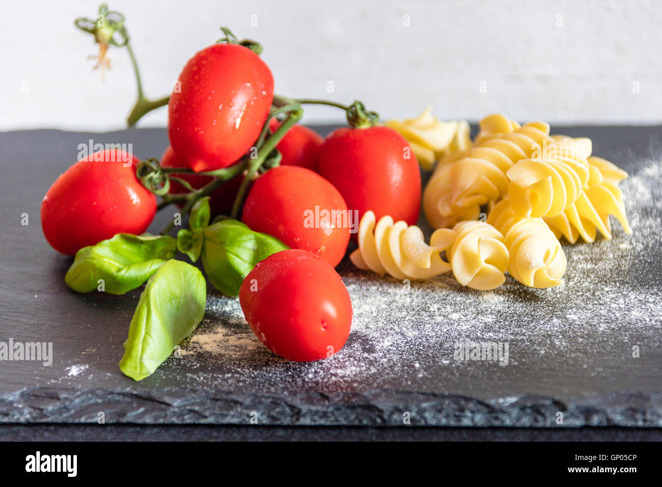 Fusilli frischen Tomaten und Basilikum die Zutaten für ein typisches Gericht der italienischen Pasta Stockfoto