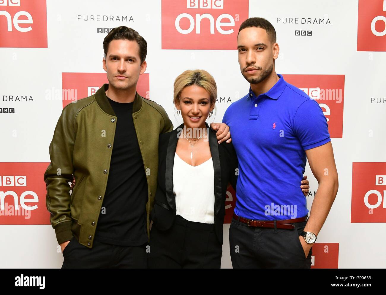 (links nach rechts) Ben Aldridge, Michelle Keegan und Royce Pierreson besuchen eine Vorführung unserer Mädchen im Mayfair Hotel in London, um die neue Serie zu starten, die im Herbst auf BBC One übertragen wird. Stockfoto