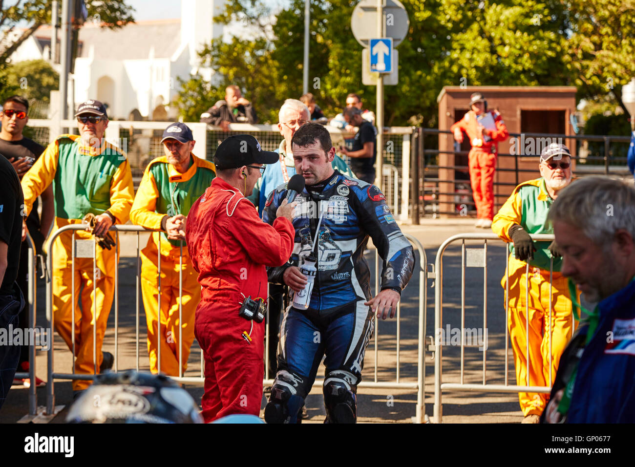 Michael Dunlop-Gewinner in der TT-klassische Superbike-Rennen bei den Manx Festival des Motorradfahrens 2016 wird interviewt Stockfoto