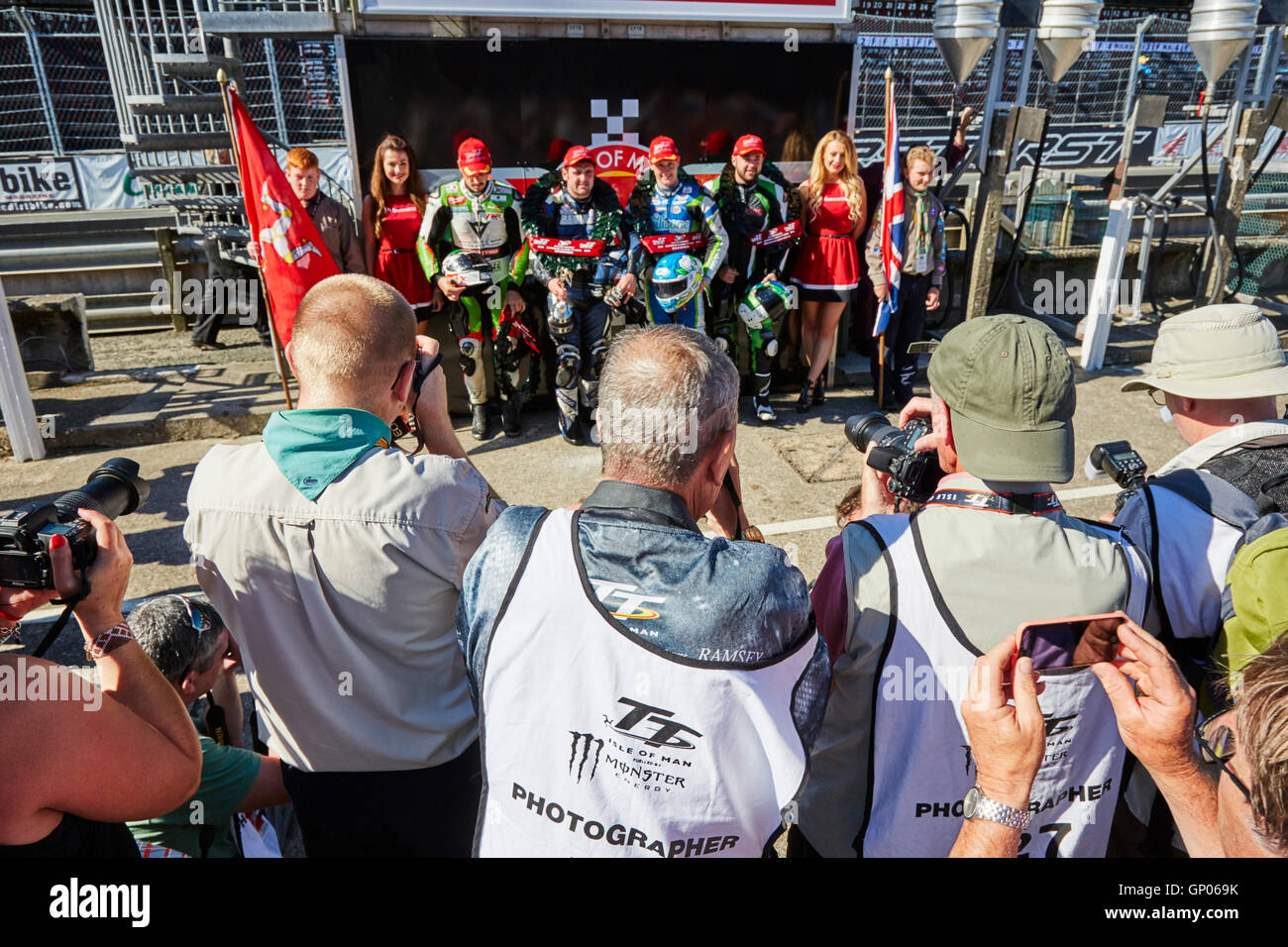 Fotografen auf die Gewinner des TT-klassische Superbike-Rennen bei den Manx Festival des Motorradfahrens 2016 Stockfoto