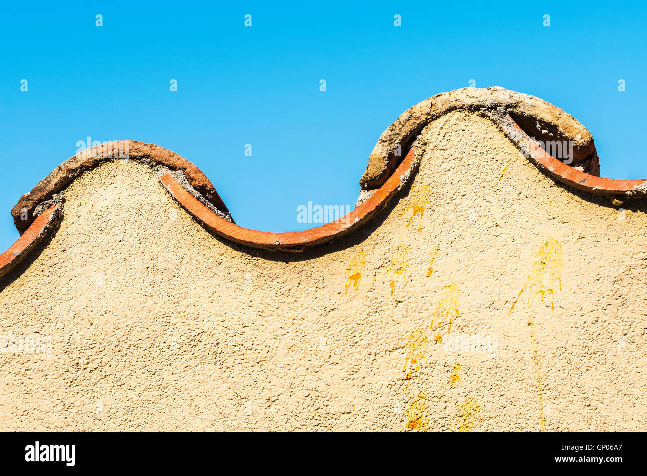 Gebogene Dachziegel gegen den blauen Himmel als Hintergrund Stockfoto