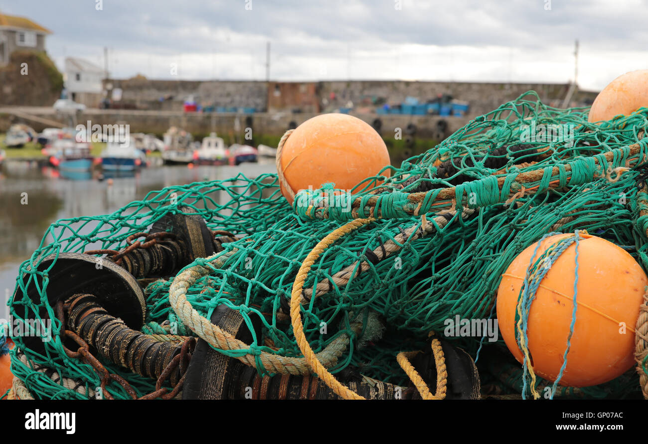 Fischernetze im Hafen von Cornwall Stockfoto