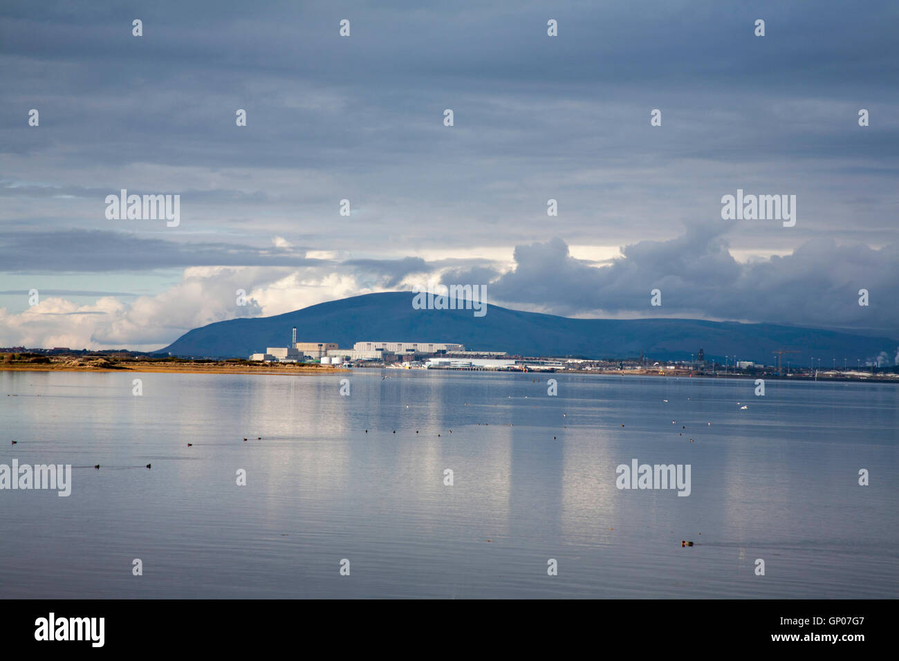 Barrow-in-Furness und Vickers Werft mit Ulpha fiel im Hintergrund gesehen von Walney Island Morecambe Bay Cumbria England Stockfoto