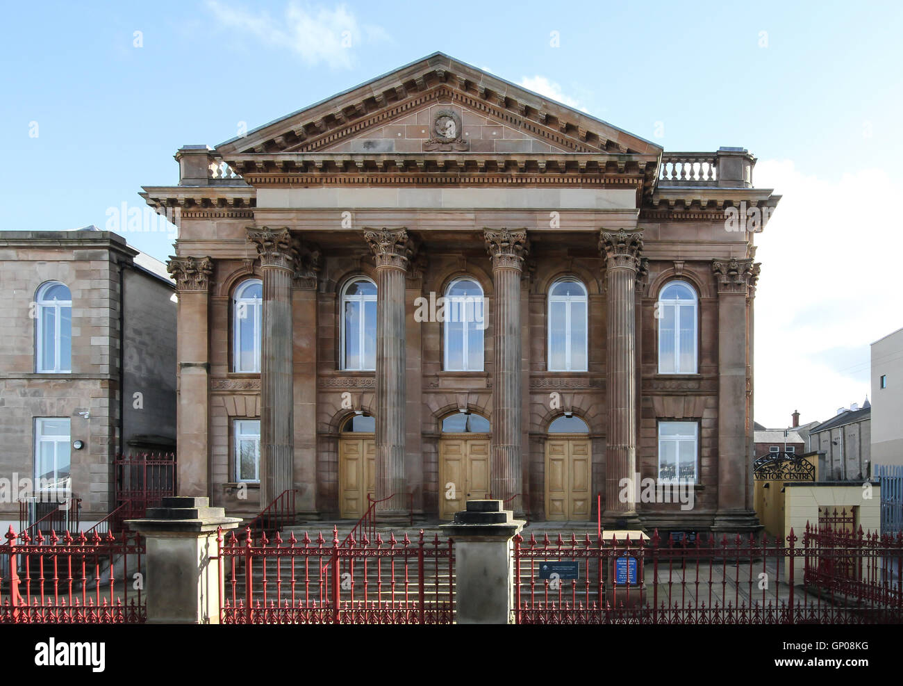 Die kürzlich renovierten ersten Derry Presbyterian Church und The Blue Coat Visitor Centre in Londonderry. Stockfoto