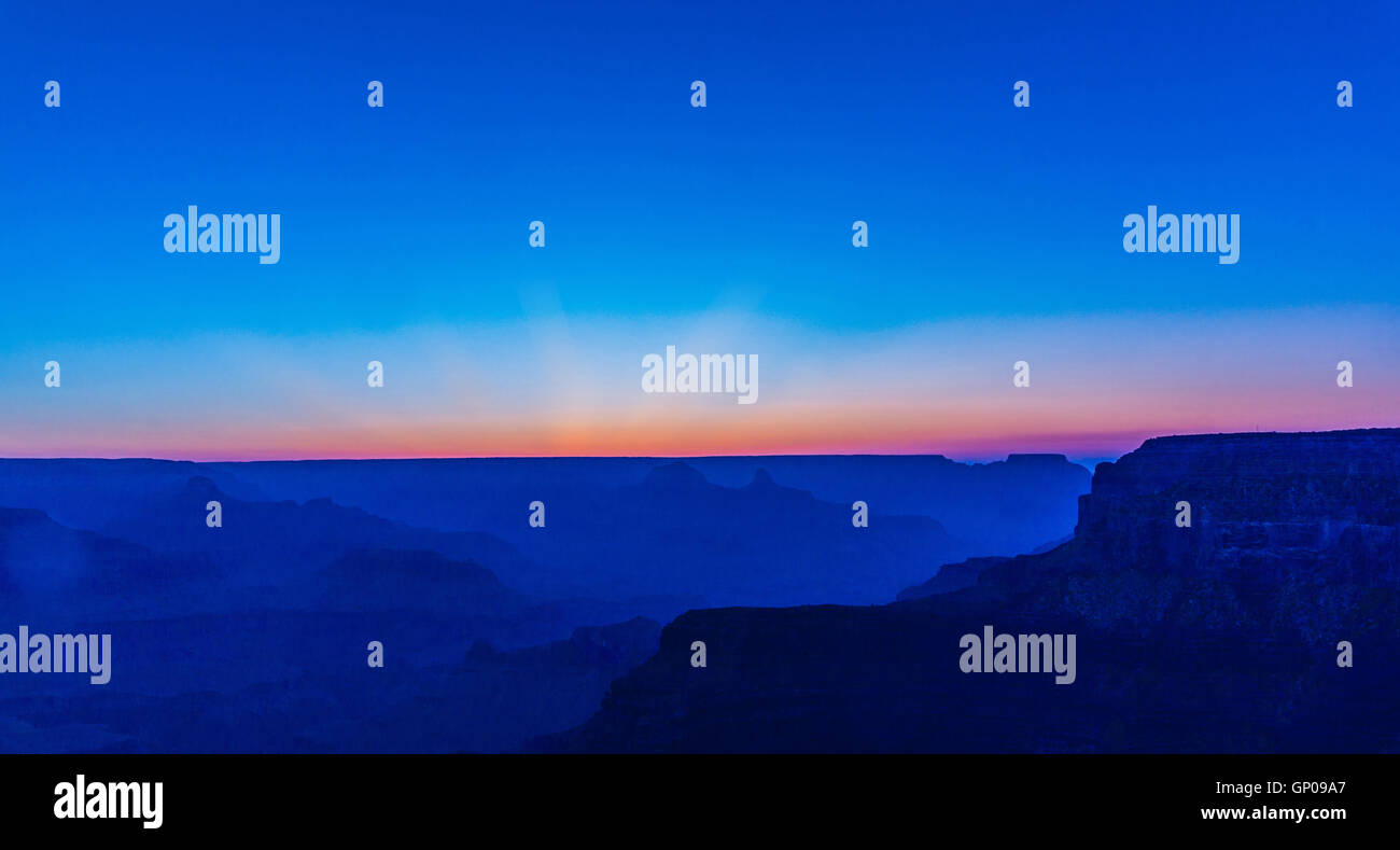 Blaue Stunde Sonnenuntergang am Grand Canyon. Stockfoto