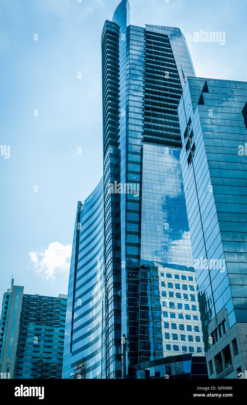 Hoch aufragende Glas Hochhäuser entlang der Peachtree Street in Atlanta, Georgia prestigeträchtigen Buckhead Viertel. (USA) Stockfoto