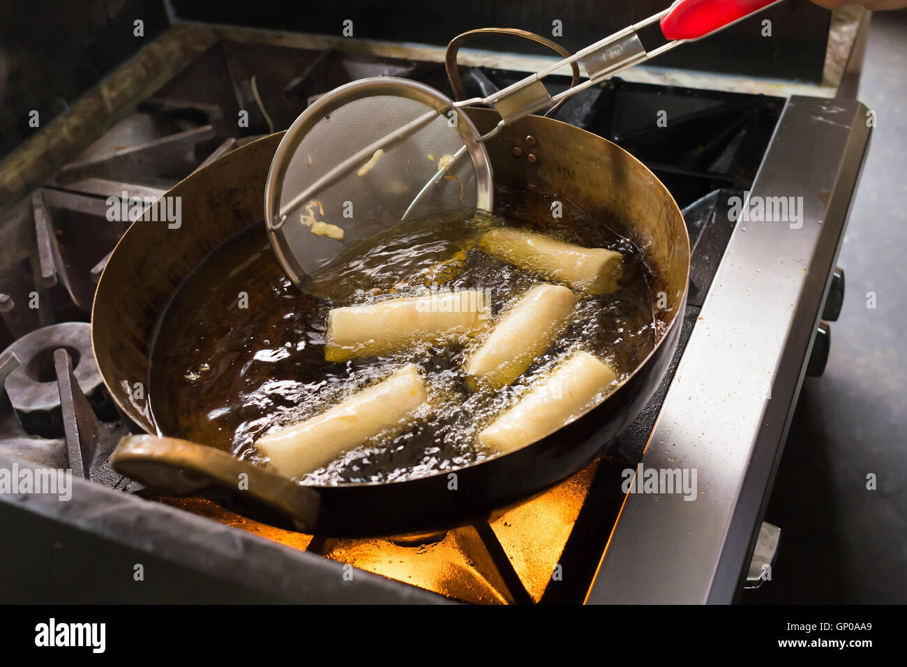 Thai Kochkurs, tief frittierte Frühlingsrollen. Thai-Küche. Stockfoto