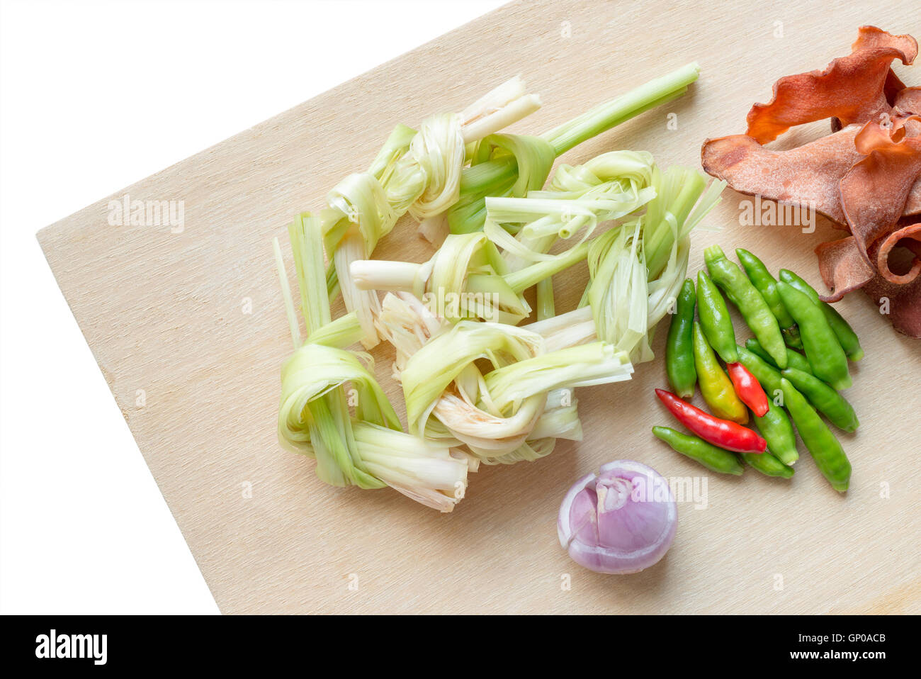 Standard-pflanzliche Zutaten für Thai-scharf-Suppe, saure Suppe, Curry. Draufsicht auf Holzutensilien. Isoliert auf weißem Hintergrund. Co Stockfoto
