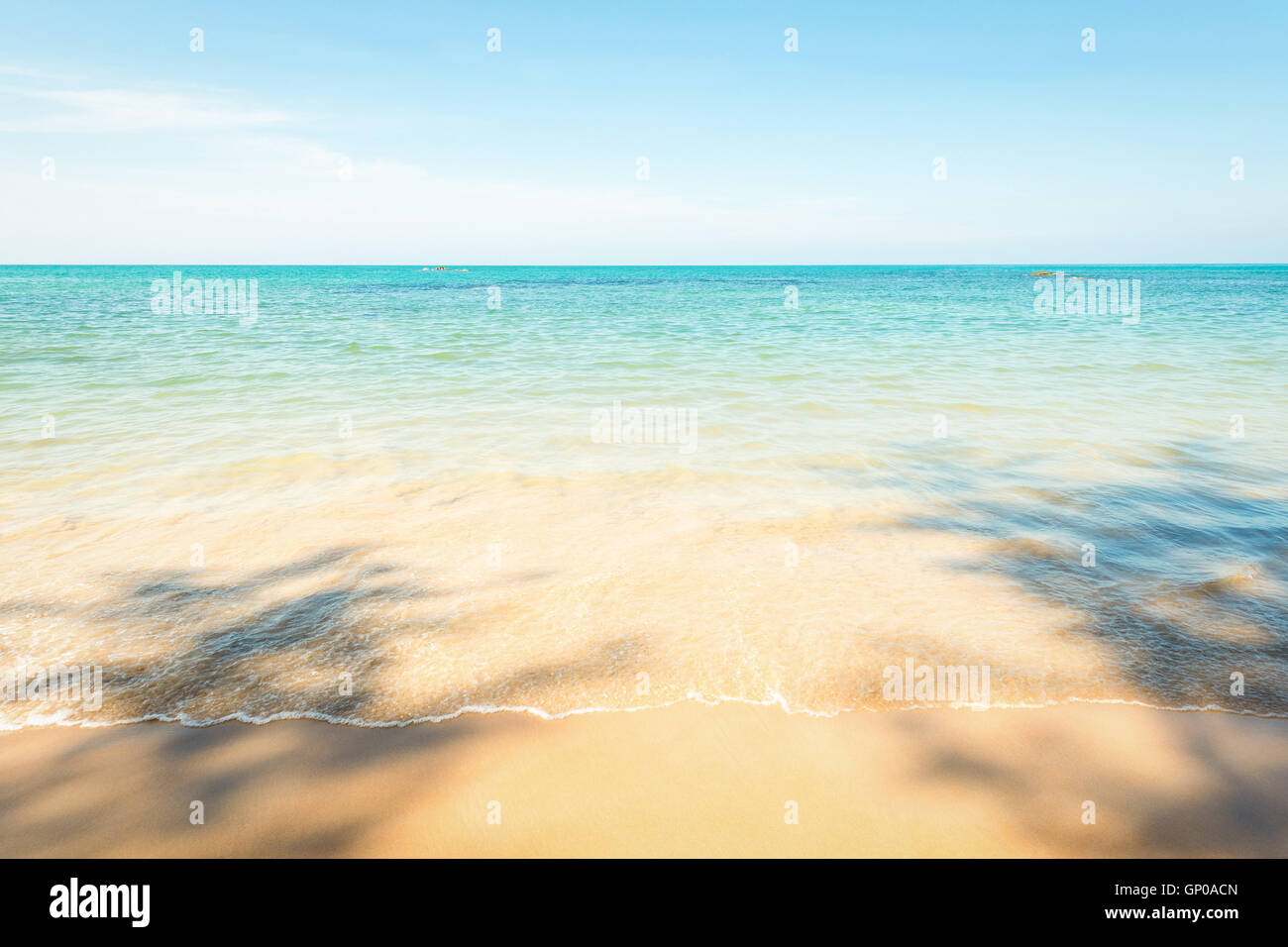 Tropischer Strand, Meer, Sand und Himmel. Stockfoto