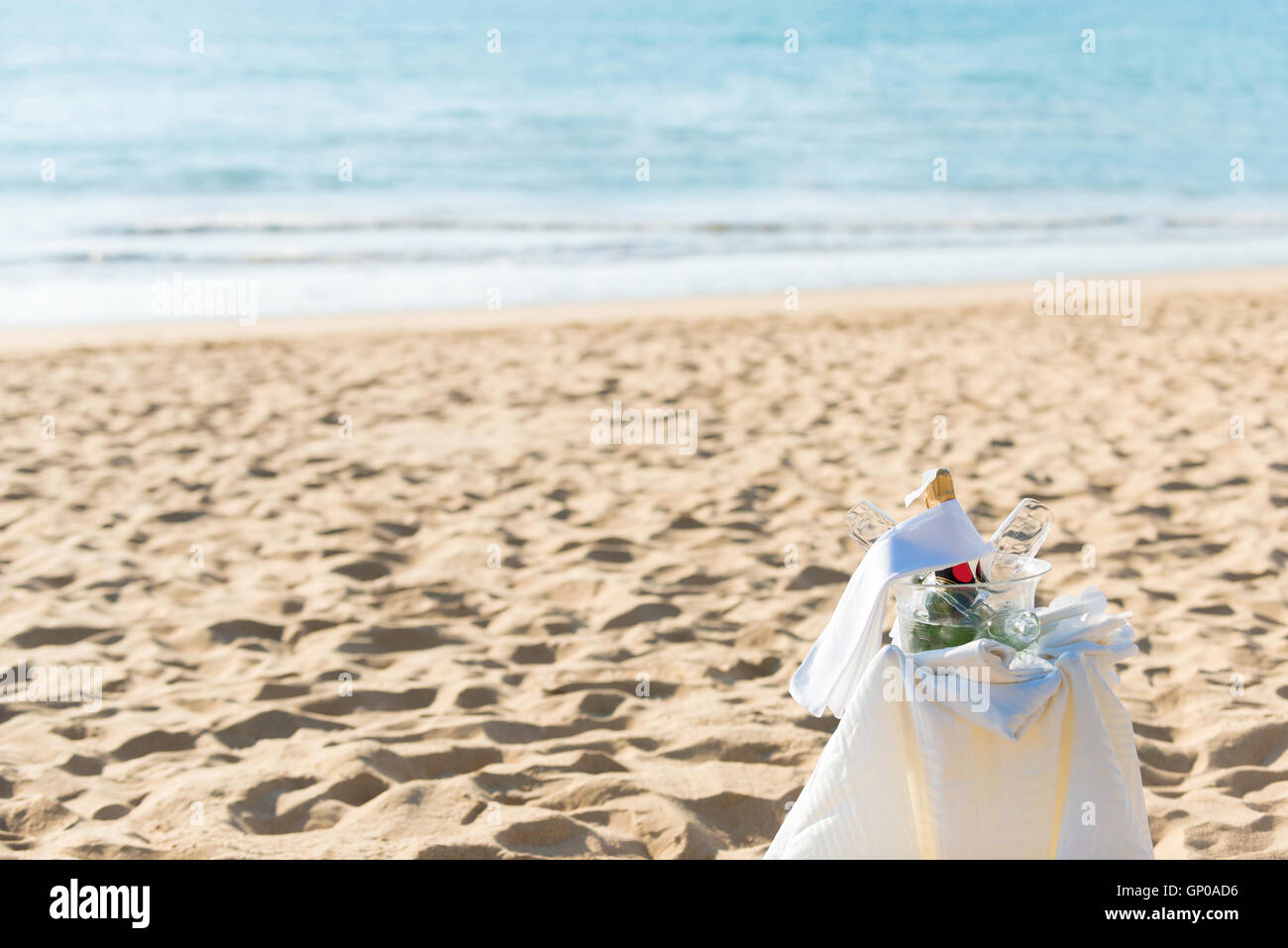 Gekühlte Champagner und Wein Gläser im Eimer-Setup am Strand. Stockfoto