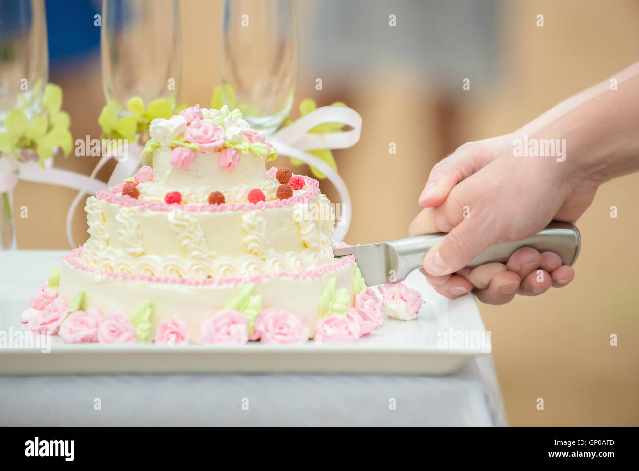 Nahaufnahme von einer frisch verheirateten schneiden Hochzeitstorte. Geringe Schärfentiefe. Stockfoto