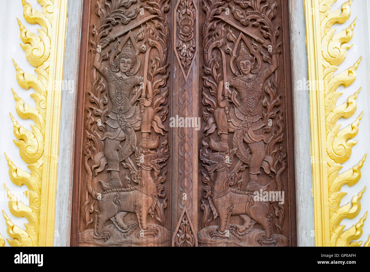 Ornament auf Holztür an eine öffentliche Tempel zeigen Details der Schnitzereien und Holzstruktur, Nahaufnahme. Stockfoto