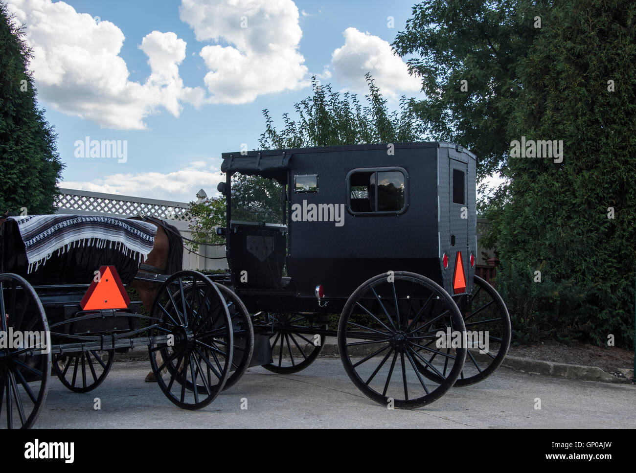 Amische Buggy geparkt an lokale Business in Charme-Ohio Stockfoto