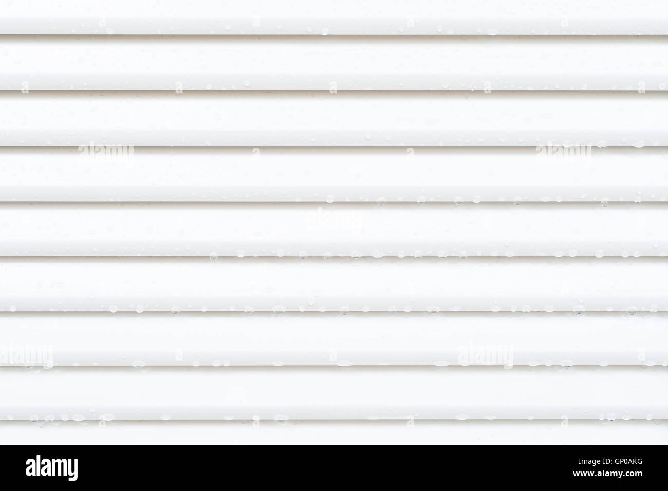 Weißaluminium Markise mit Regen Wassertropfen. Outdoor-Weiße Lamellen Belüftungsschlitze. Stockfoto