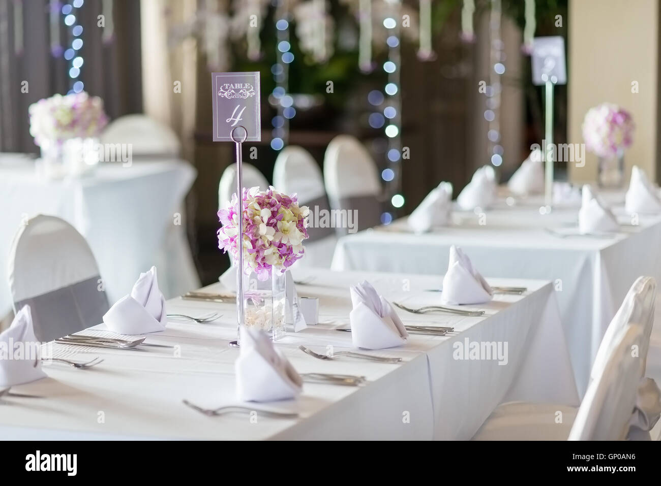 Romantisches Abendessen Setup, Orchideen dekoriert, Bokeh Hintergrund. Stockfoto