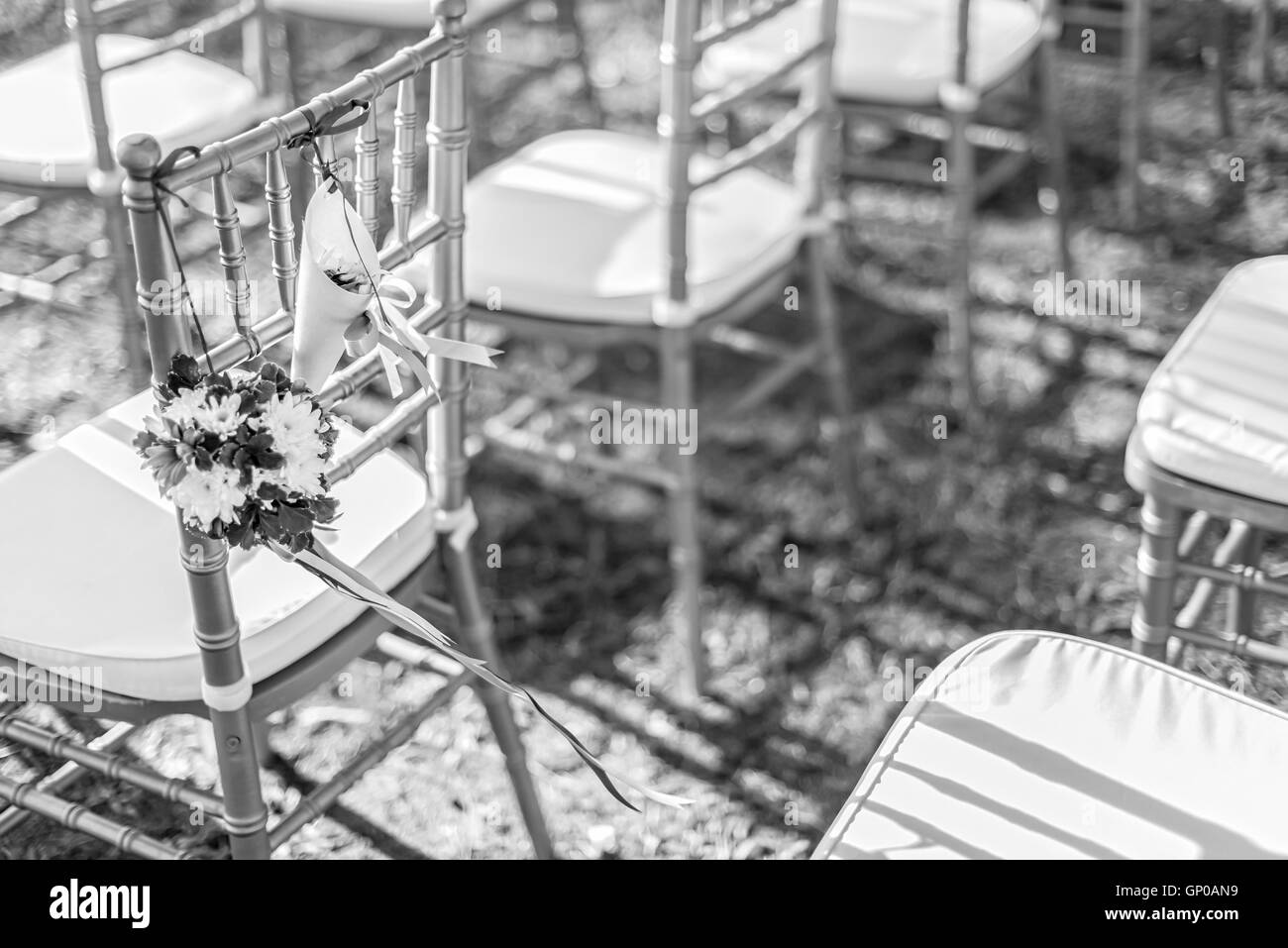 Hochzeitsdekorationen und Anordnung, Blumen, Stühle, Band in schwarz und weiß. selektiven Fokus. Stockfoto