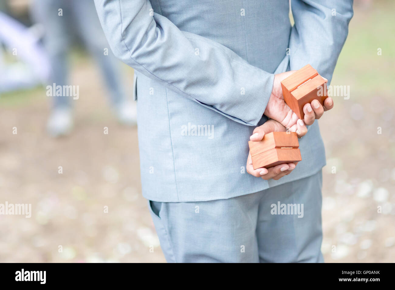 Ehering in Holzkisten mit Trauzeugen. Stockfoto