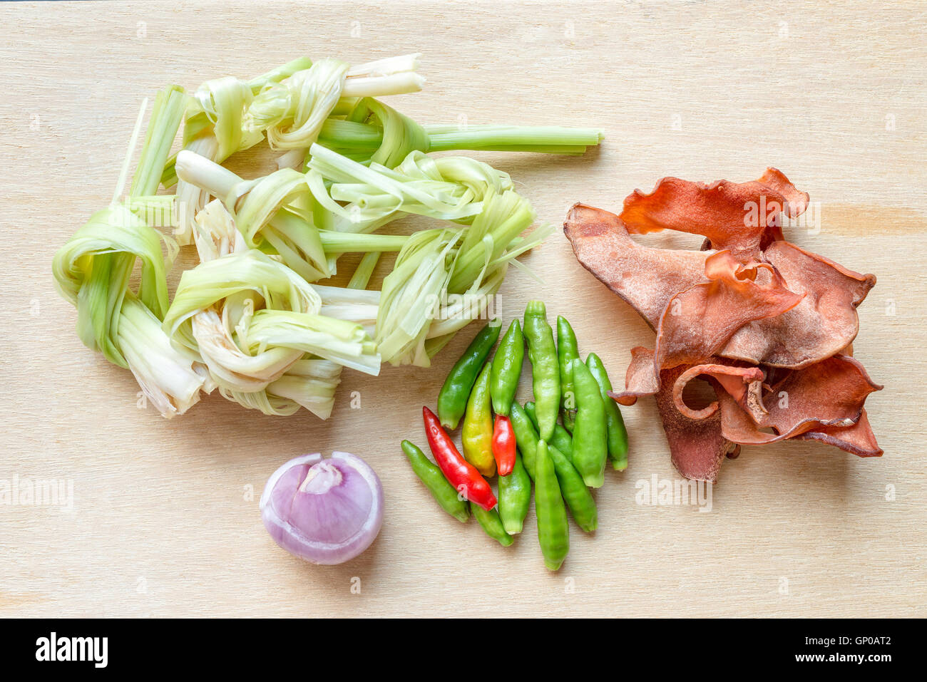 Standard-pflanzliche Zutaten für Thai-scharf-Suppe, saure Suppe, Curry. Draufsicht auf Holzutensilien. Stockfoto