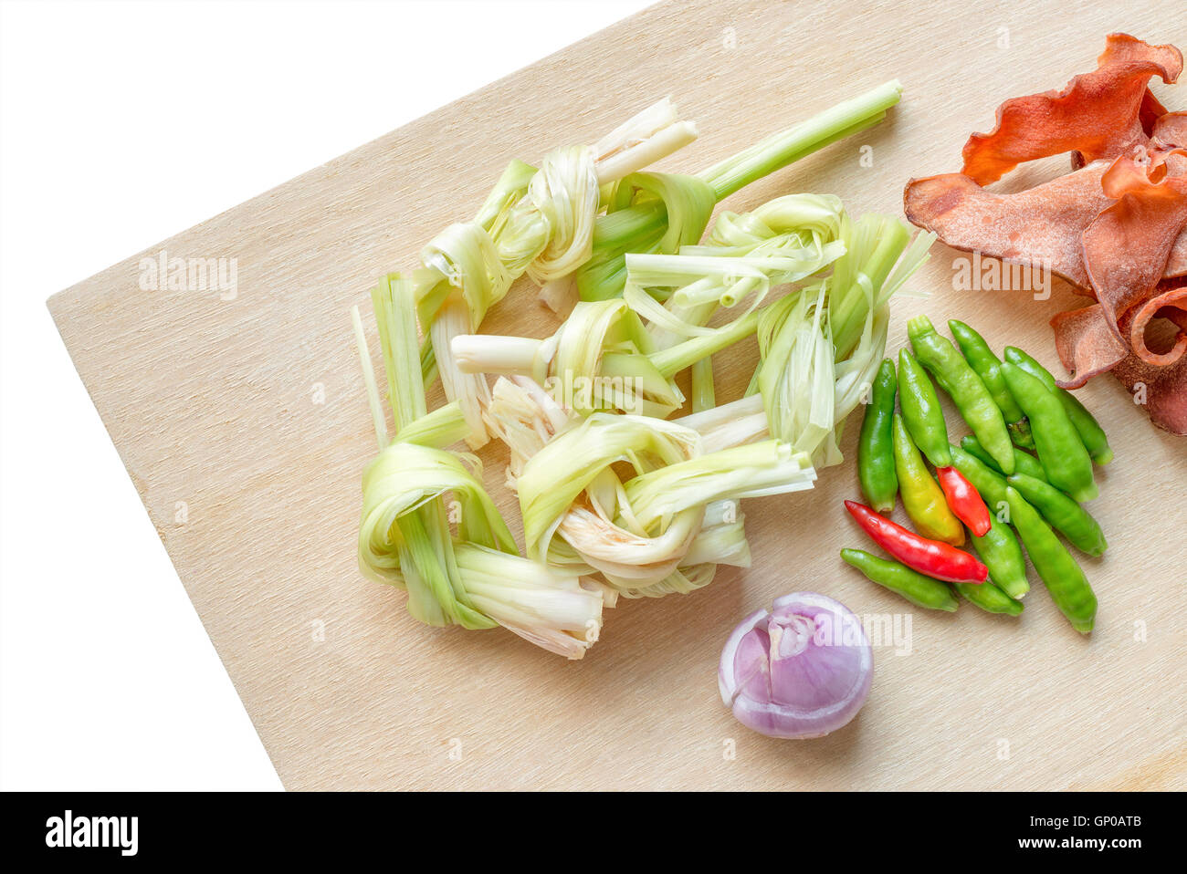 Standard-pflanzliche Zutaten für Thai-scharf-Suppe, saure Suppe, Curry. Draufsicht auf Holzutensilien. Isoliert auf weißem Hintergrund. Co Stockfoto