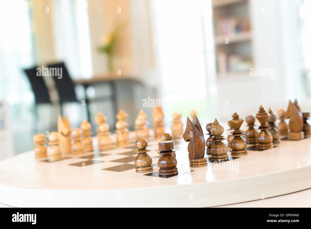 Hausdekoration, hölzerne Schach auf dem Kreis Tisch im Wohnzimmer. Stockfoto