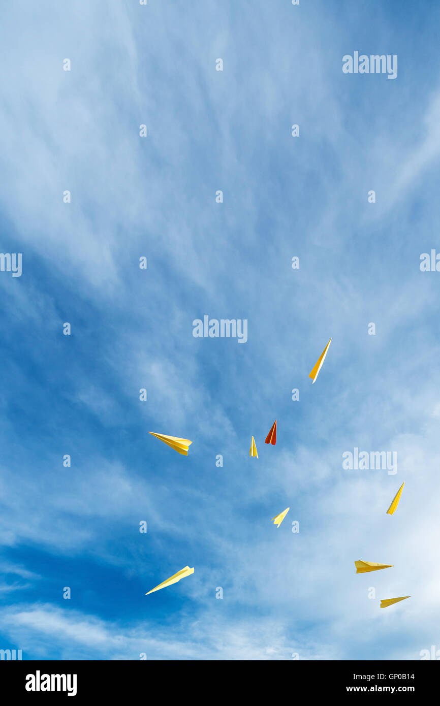 gelb und orange Flugzeug Rakete Papier in schönen blauen Himmel schweben. Text-Raum. Stockfoto